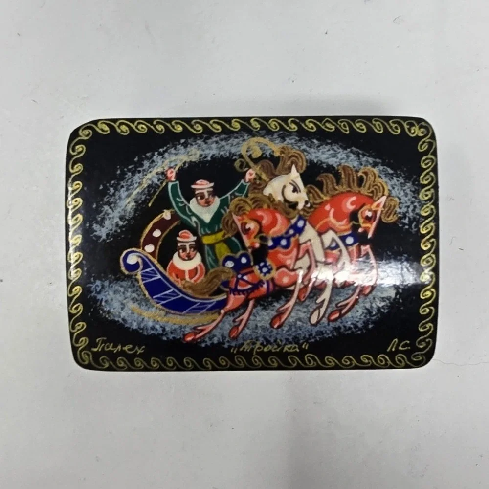 Vtg Russian Lacquer small trinket box‎ hand painted hinged folk art country